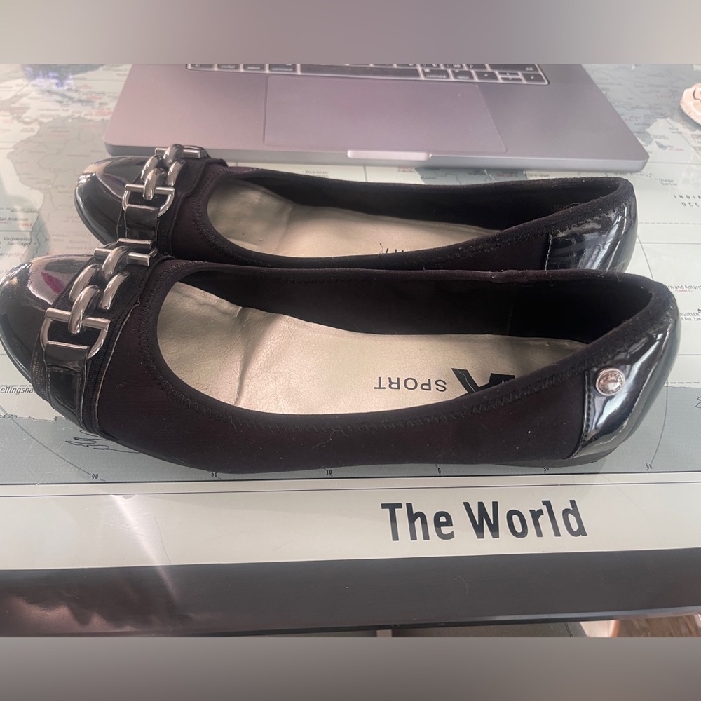 Flats AK Sport are in good condition, size 9.5 shoes practical and fashionable.